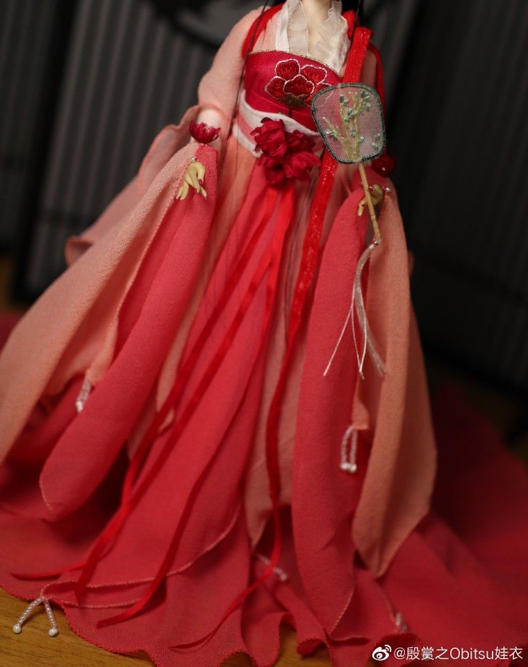 The Charm of Mandarin-Style Cheongsam with a Jacket Overlap