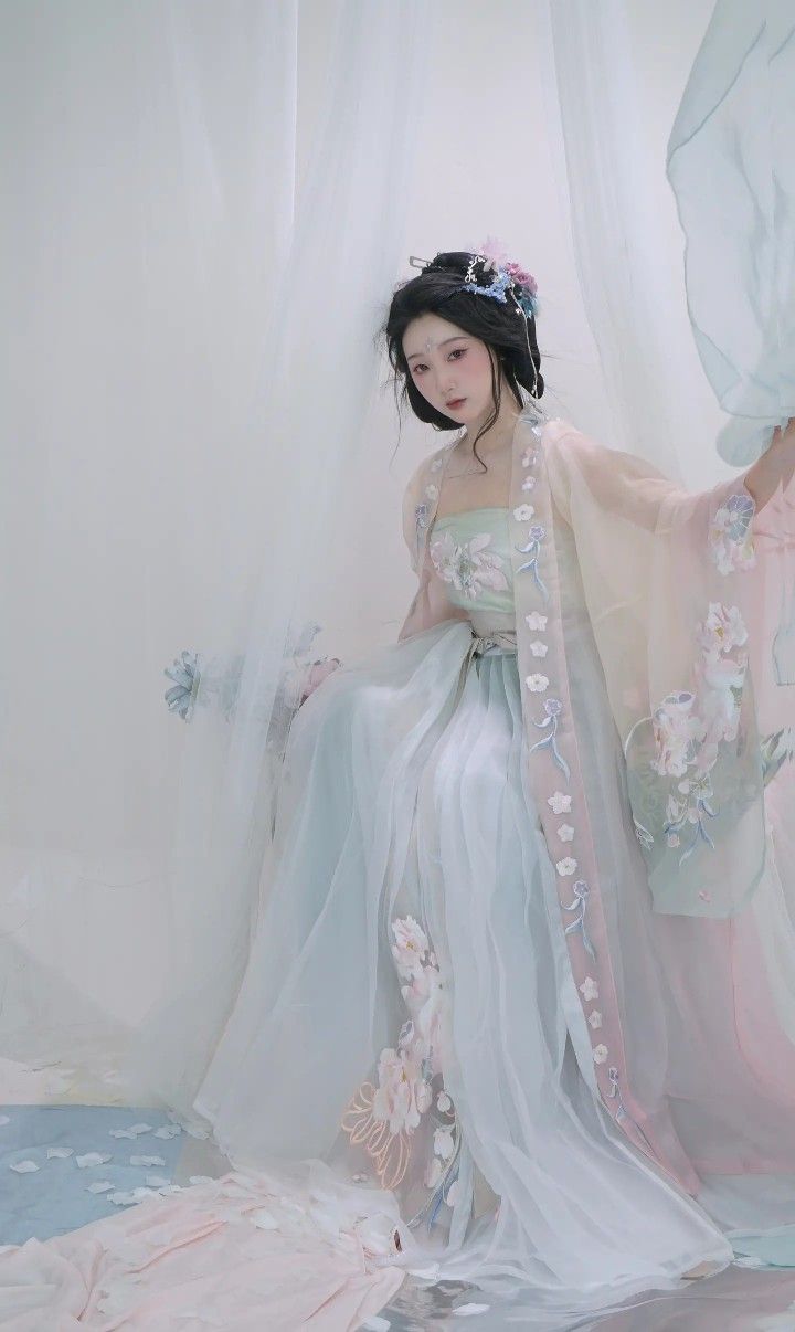The 16-Year-Old Hanfu Girl:Embracing Traditional Elegance in Modern Times The 16-Year-Old Hanfu Girl:Embracing Traditional Elegance in Modern Times