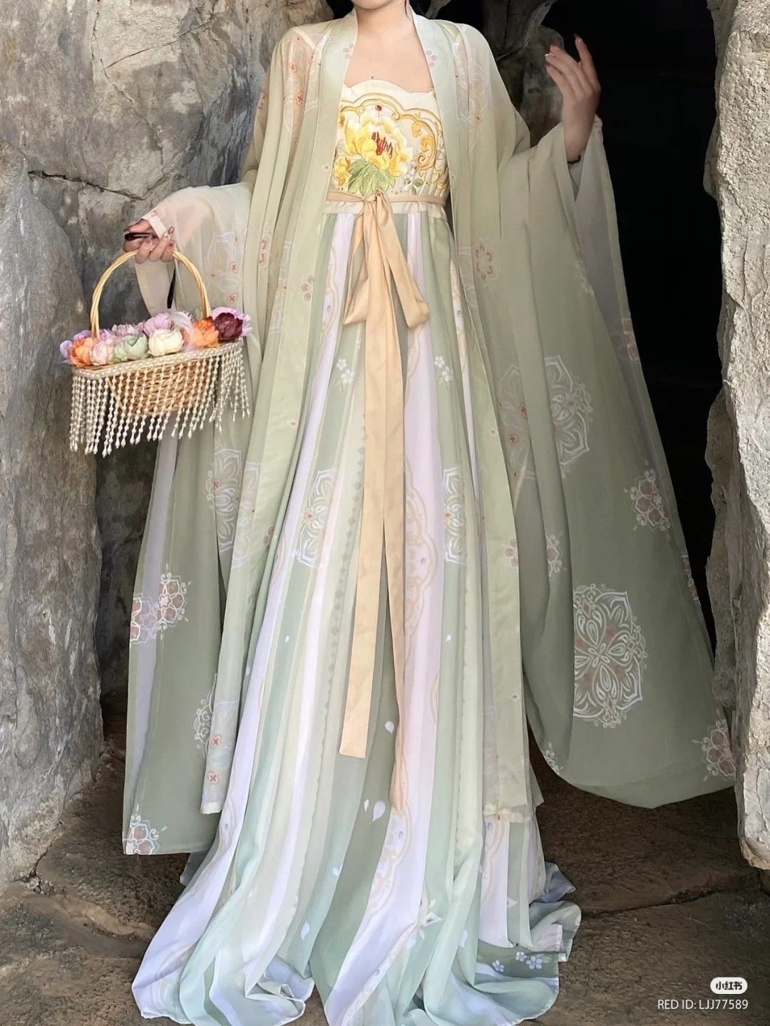 Peacock-Inspired Hanfu in Splendid Peacock Blue Peacock-Inspired Hanfu in Splendid Peacock Blue