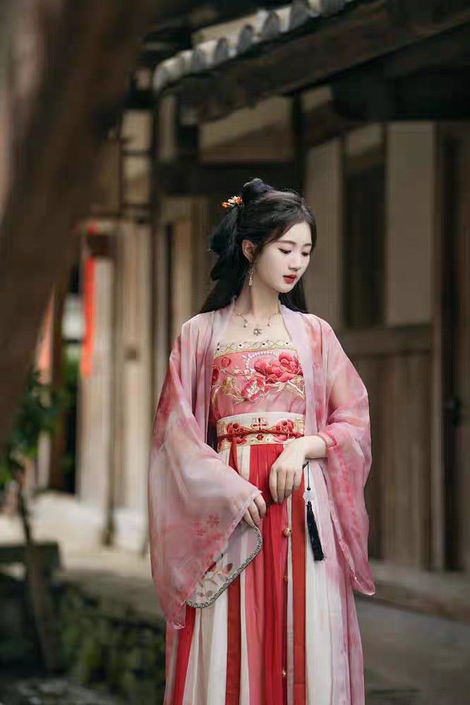 Lotus-Inspired Hanfu Fashion:The Charm of a Lotus-Patterned Chiffon Blouse