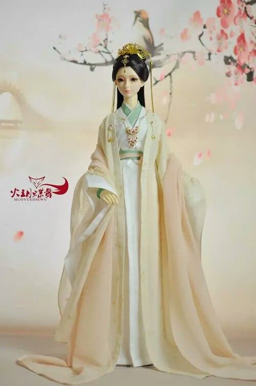 The Dominant Fifth-Grade Girl in Traditional Hanfu Fashion