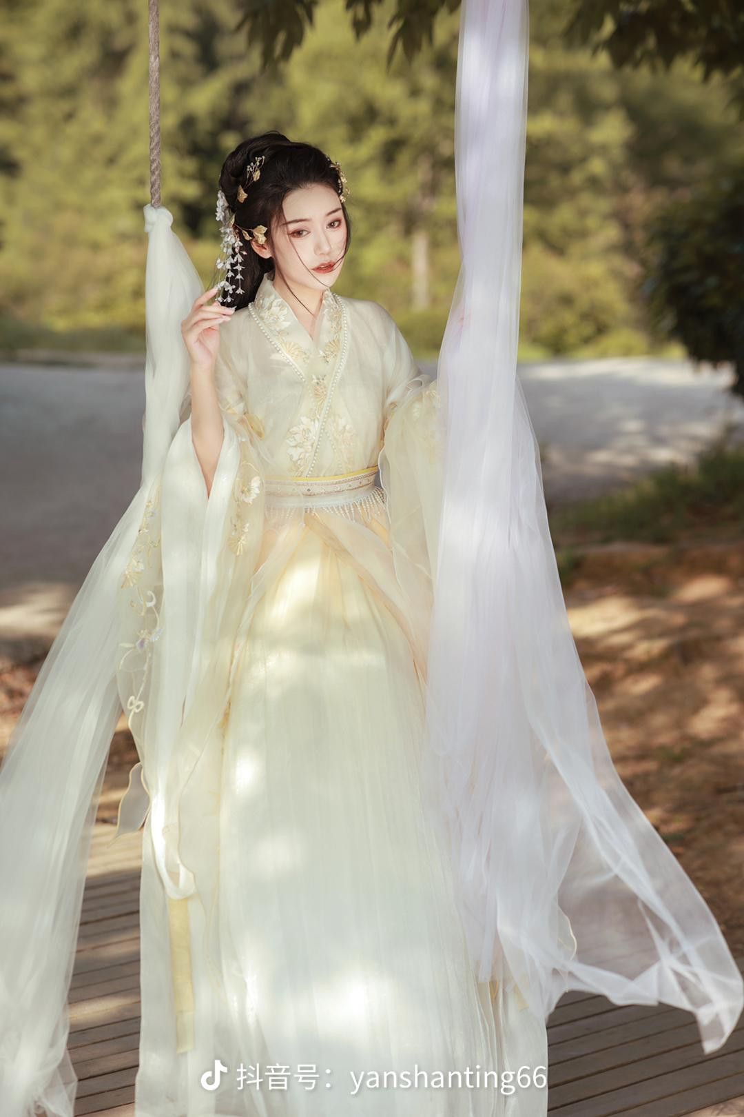 Lotus-Inspired Cheongsam:Embracing the Beauty of a Traditional Chinese Dress Lotus-Inspired Cheongsam:Embracing the Beauty of a Traditional Chinese Dress