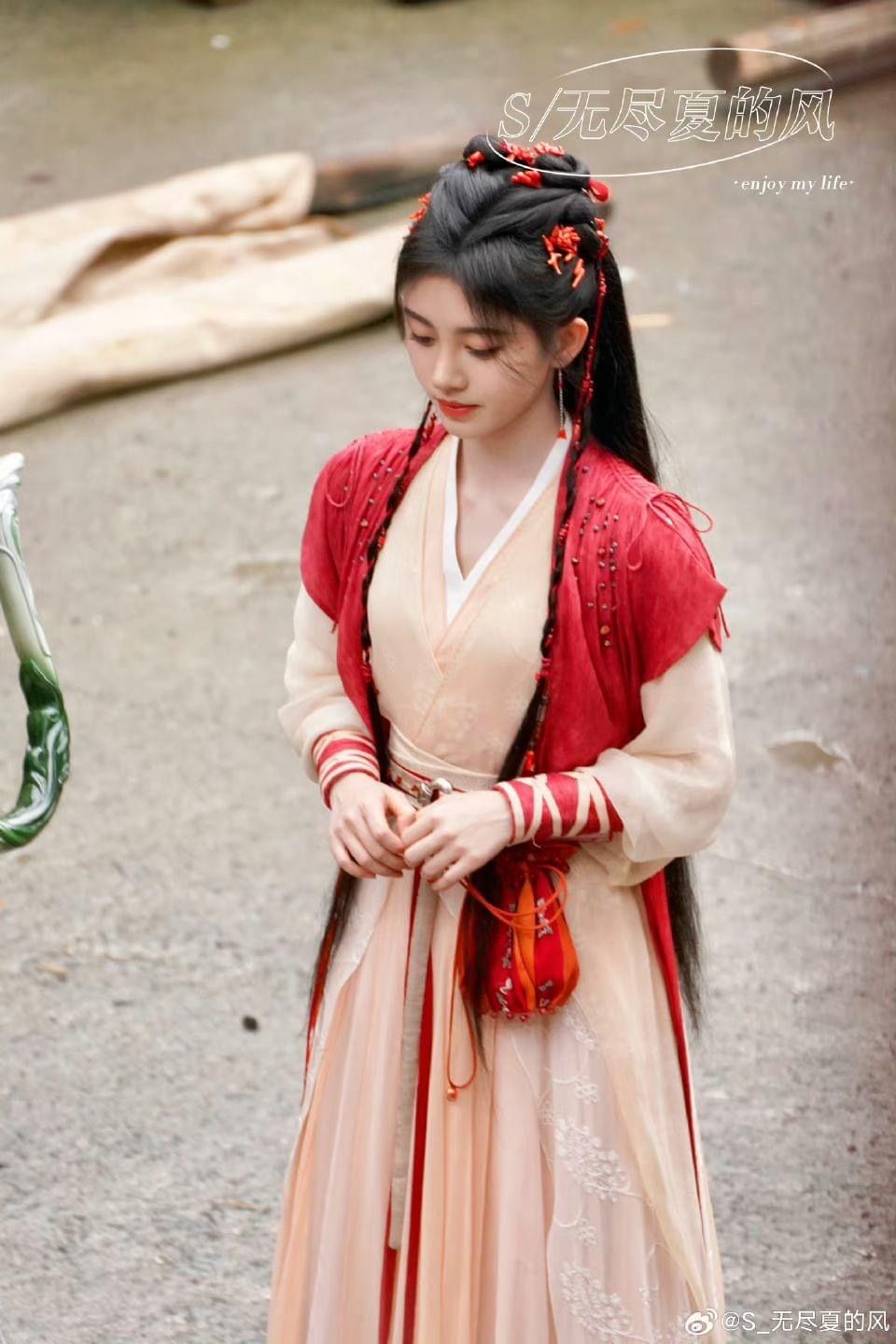 Scholarly Child in Traditional Hanfu:A Glimpse into the World of a Book-Loving Girl in Hanfu Dress Scholarly Child in Traditional Hanfu:A Glimpse into the World of a Book-Loving Girl in Hanfu Dress