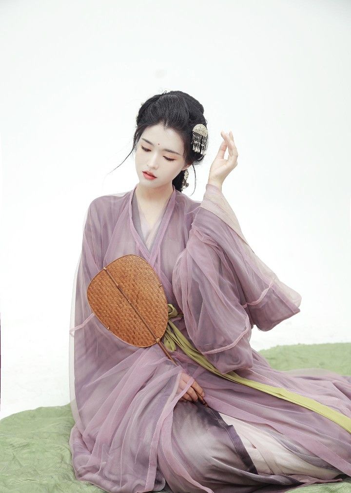 Traditional Chinese Cheongsam Dress:Embracing the Hourglass Shape with Stylishness Traditional Chinese Cheongsam Dress:Embracing the Hourglass Shape with Stylishness