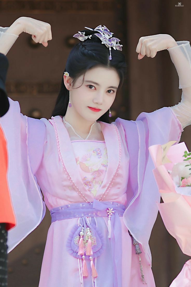 Unifying in Cheongsam Style:A Sibling Gathering