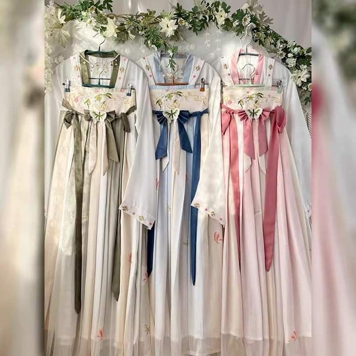 Winter Hanfu Robe with Pompons:A Guide for 13-Year-Old Fashion Enthusiasts Winter Hanfu Robe with Pompons:A Guide for 13-Year-Old Fashion Enthusiasts