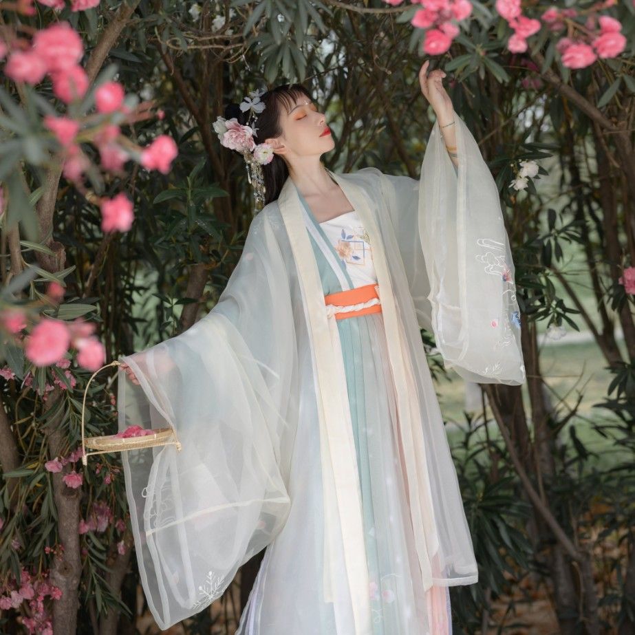 Embracing the Classic Charm:Qipao and Wig Fringes