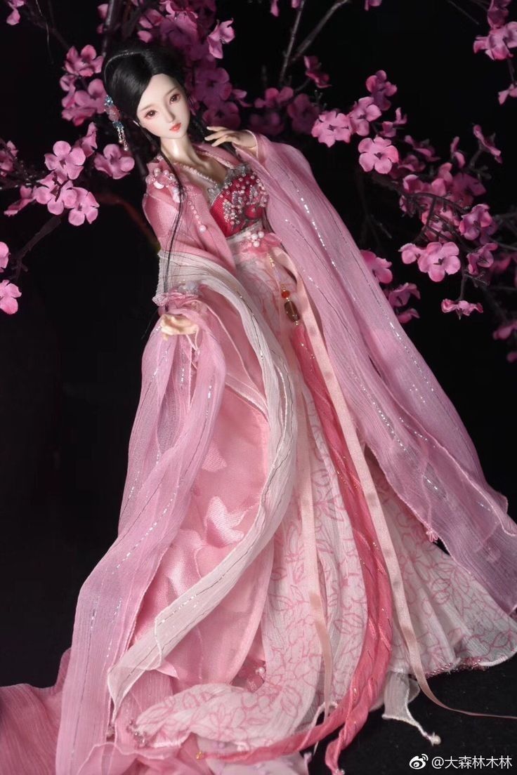 The Enchanting Wealth God in Traditional Hanfu:A Tale of a Young Woman in Splendid Attire