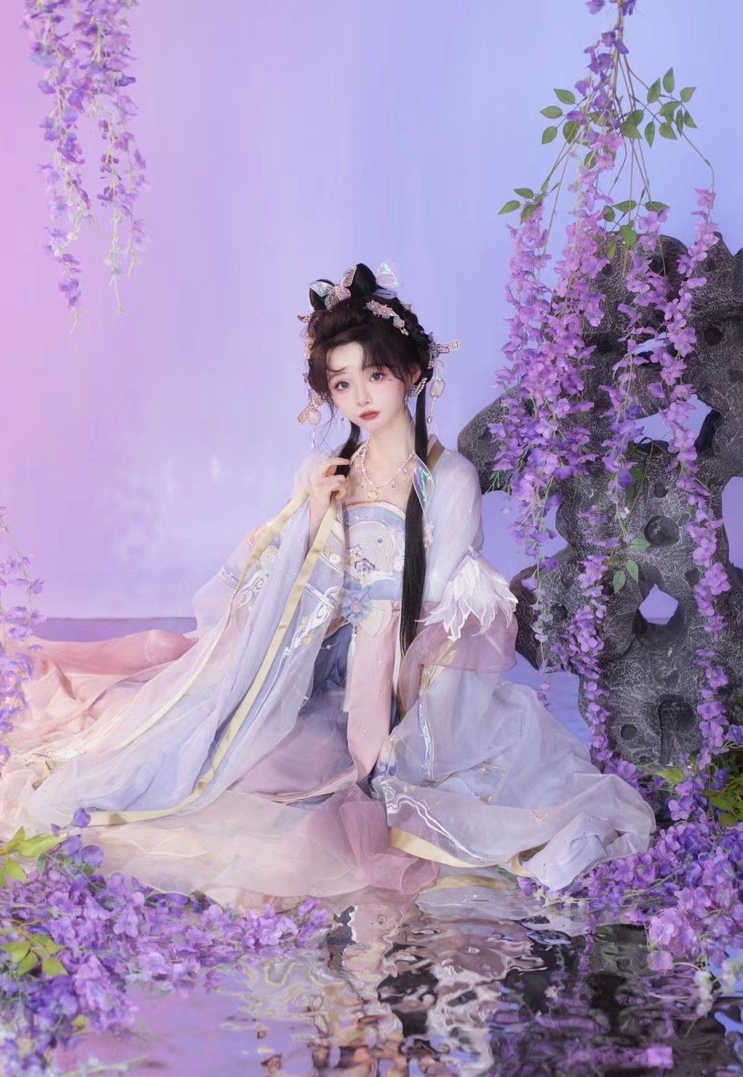 Embracing Elegance:The Art of Donning a Cheongsam at Thirty Embracing Elegance:The Art of Donning a Cheongsam at Thirty