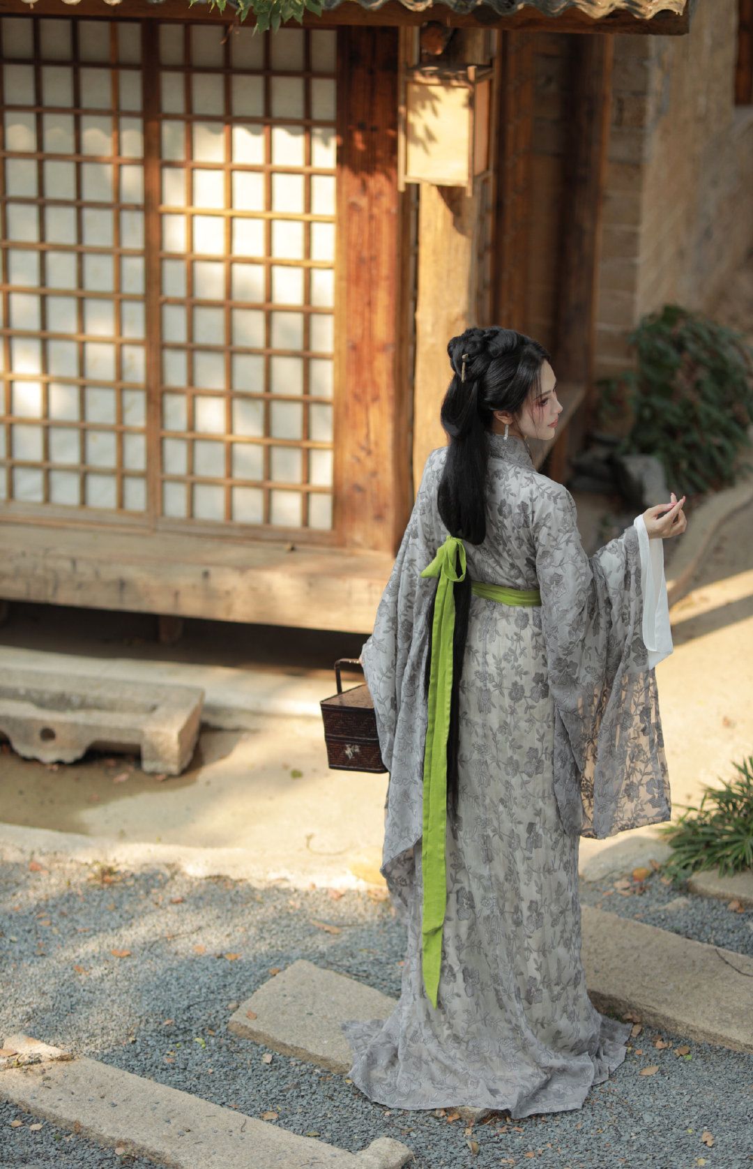 The Elegance of Horseface Skirt with Broad-sleeved Blouse:A Cultural Exploration