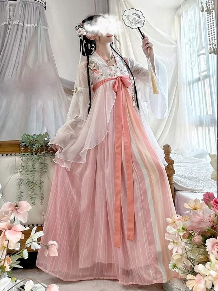 The Enchantment of Jiangnan Silk:The Story of Cheongsam in the Context of Qipao