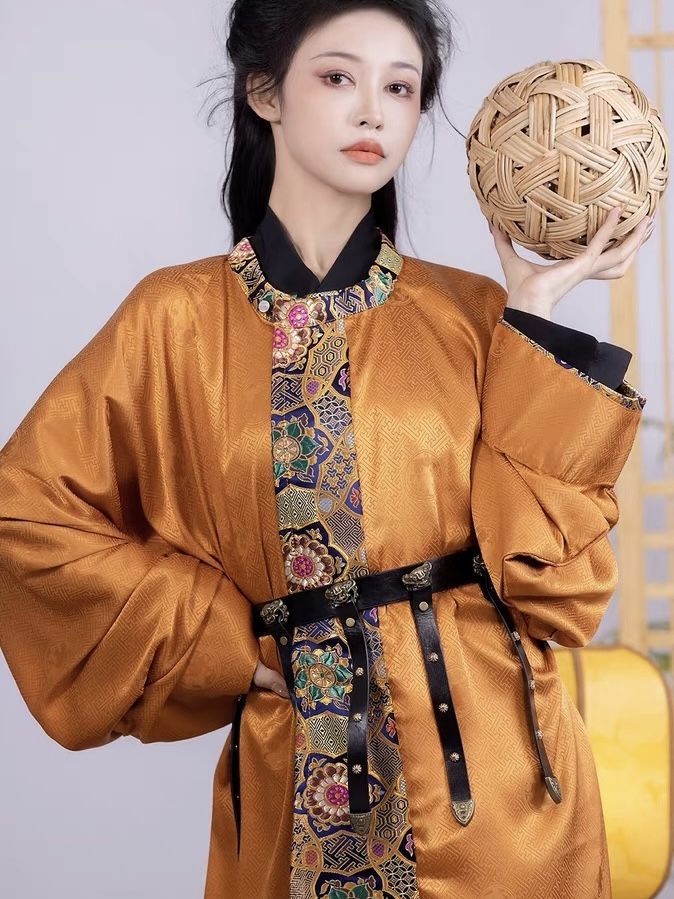 Garter-Stitched Cheongsam:The Evolution of a Traditional Chinese Clothing on a Clothes Rack Garter-Stitched Cheongsam:The Evolution of a Traditional Chinese Clothing on a Clothes Rack