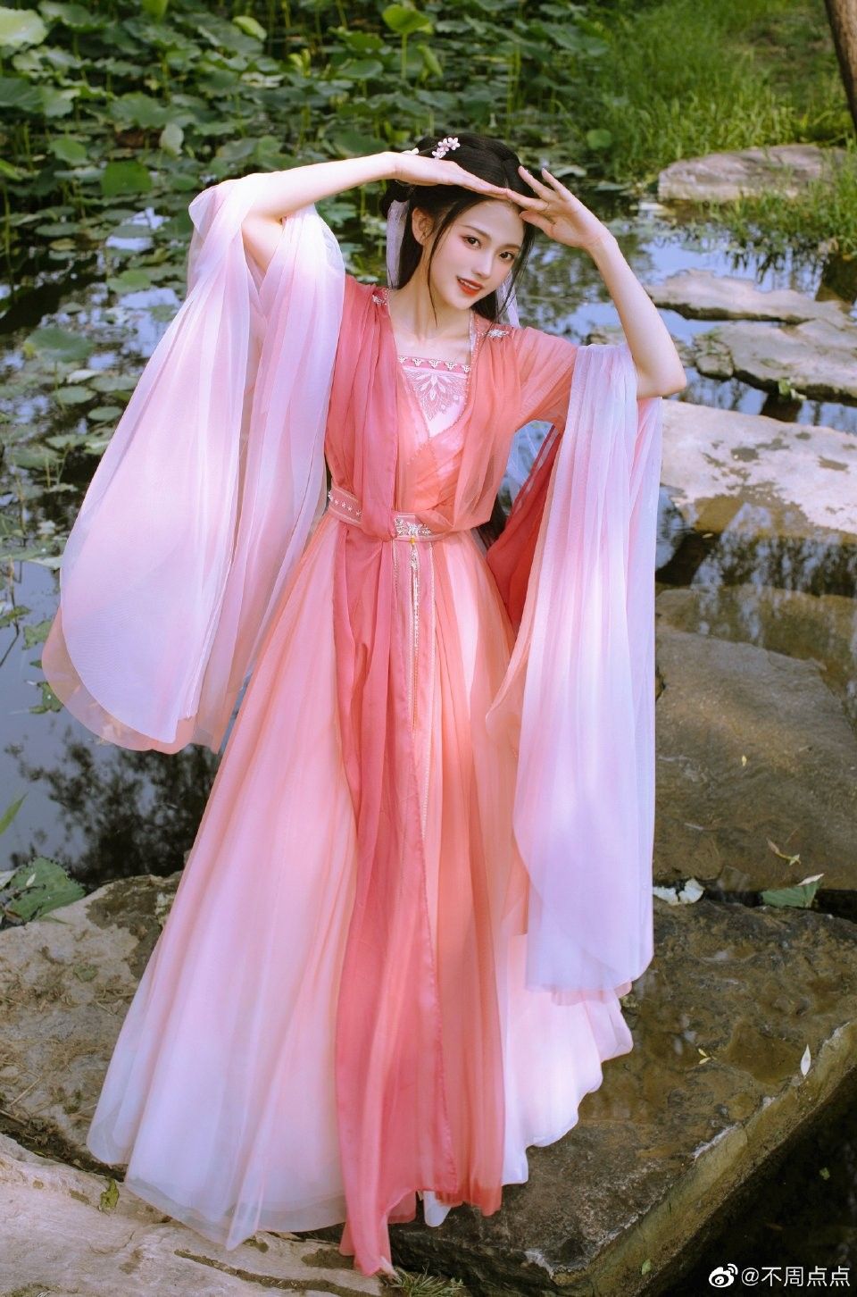 The Enchantment of a White-Pink Satin Skirt with a Horseface Pattern The Enchantment of a White-Pink Satin Skirt with a Horseface Pattern
