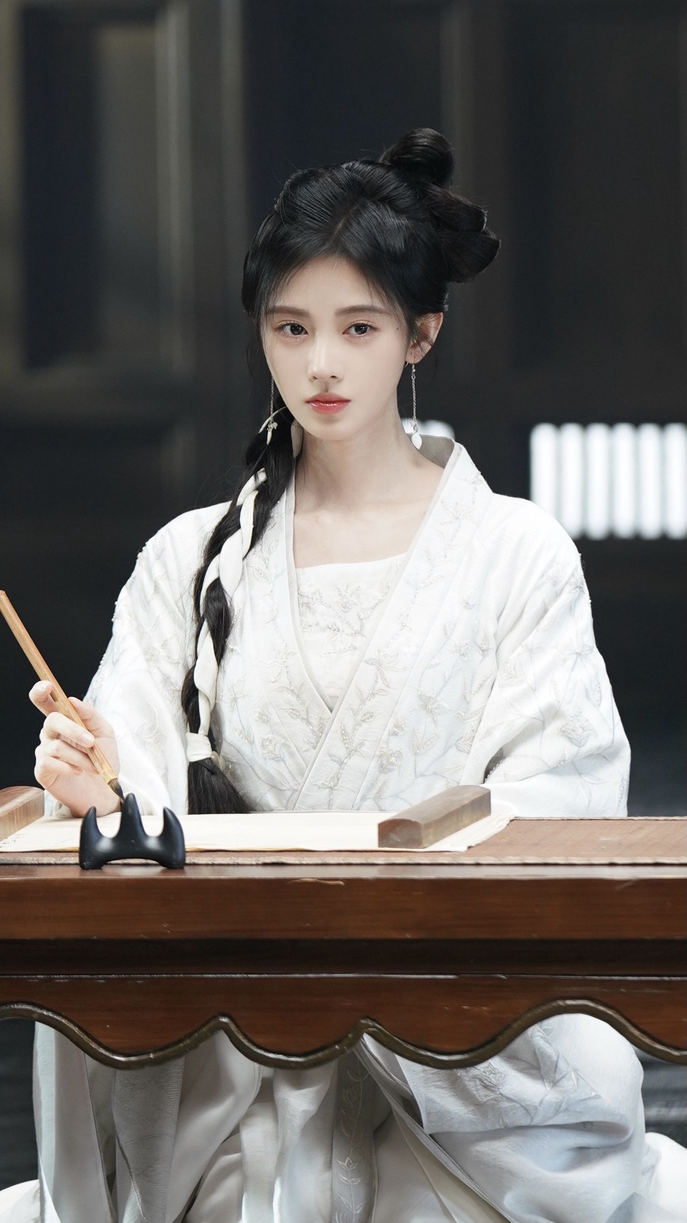 The Splendor of Chu Xuanjis Hanfu and Glass Splashes of Splendor The Splendor of Chu Xuanjis Hanfu and Glass Splashes of Splendor
