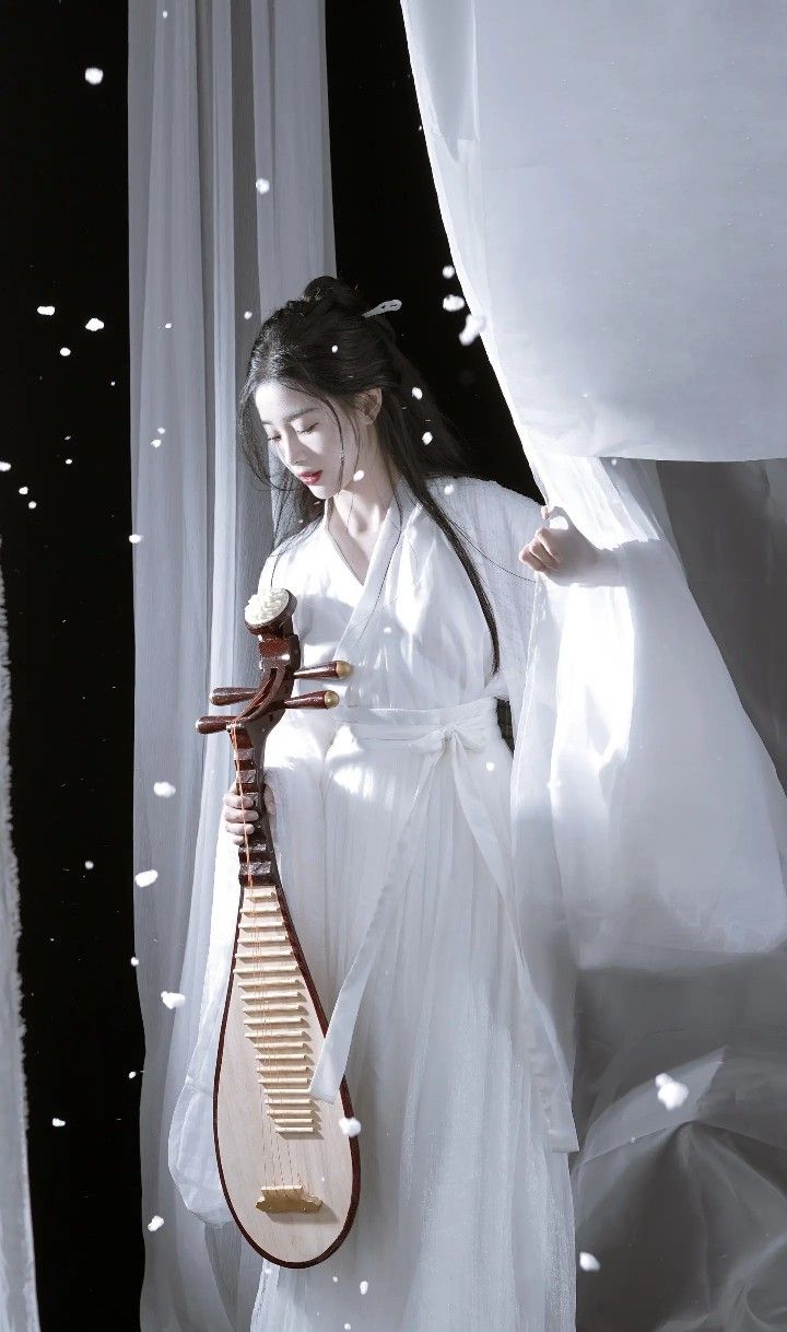 The Equestrian Beauty of Plum Blossoms and the Enchantment of Rose-Adorned Horsehide Skirts