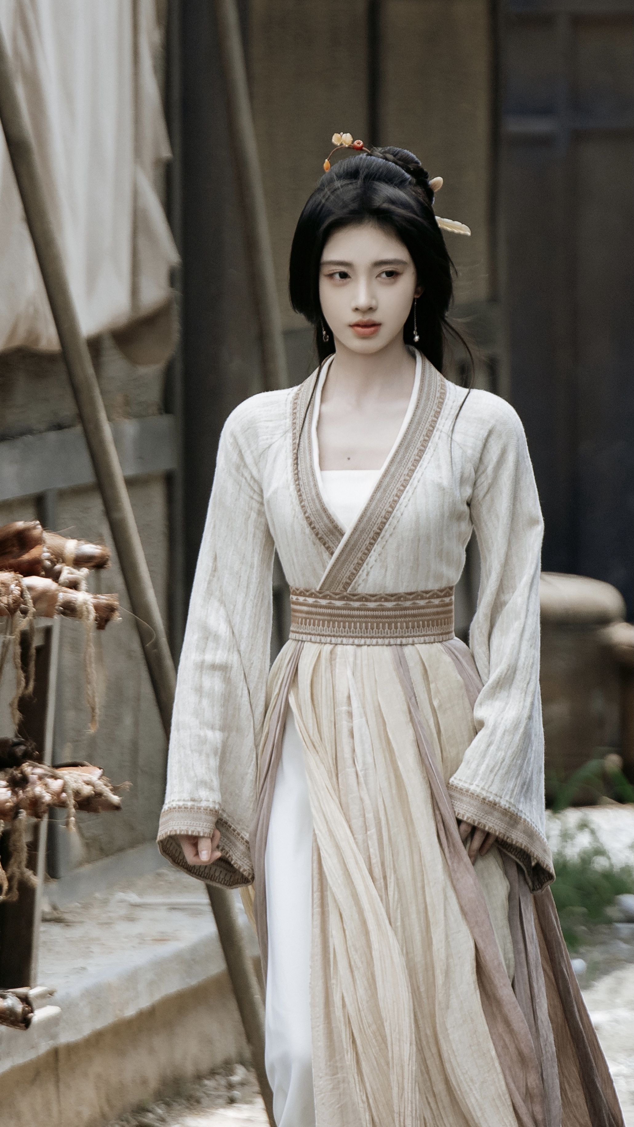 Embroidery on Traditional Chinese Womens Clothing:The Splendor of Tang-Style Costumes Embroidery on Traditional Chinese Womens Clothing:The Splendor of Tang-Style Costumes