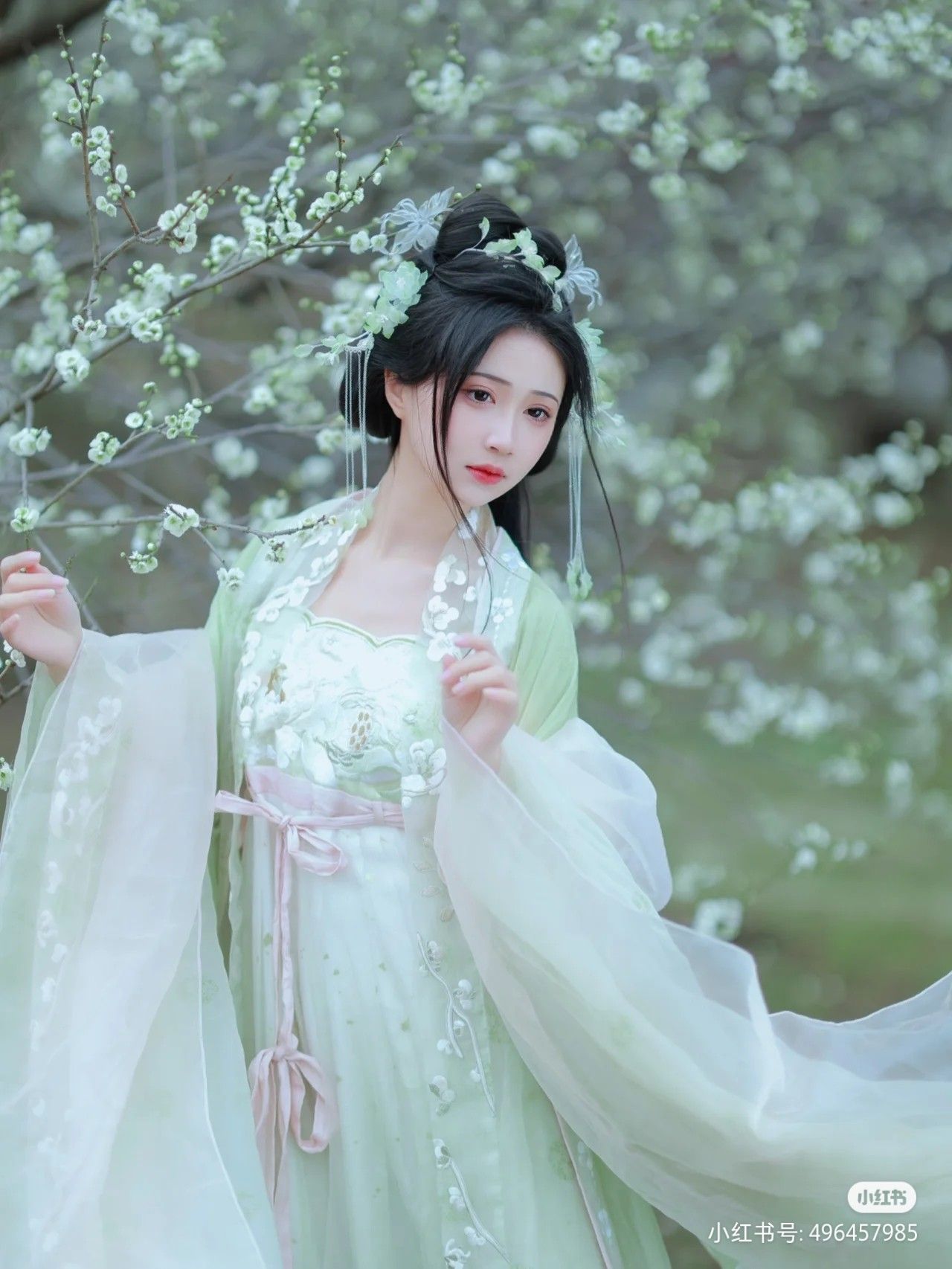 Maternal-Daughter Fashion Bombs with High-End Traditional Chinese Clothing in Hanfu Style