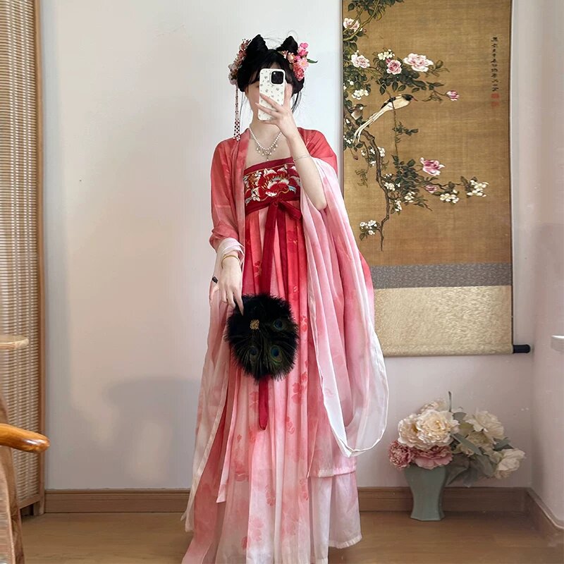 The Rise of Qipao with Leggings:Fashion Fusion or Cultural Evolution?