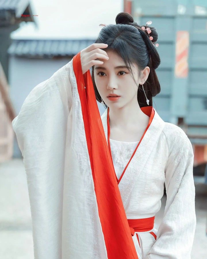 Embracing the New Sino-Chic Cheongsam Evening Gown for the Petite Figure Embracing the New Sino-Chic Cheongsam Evening Gown for the Petite Figure