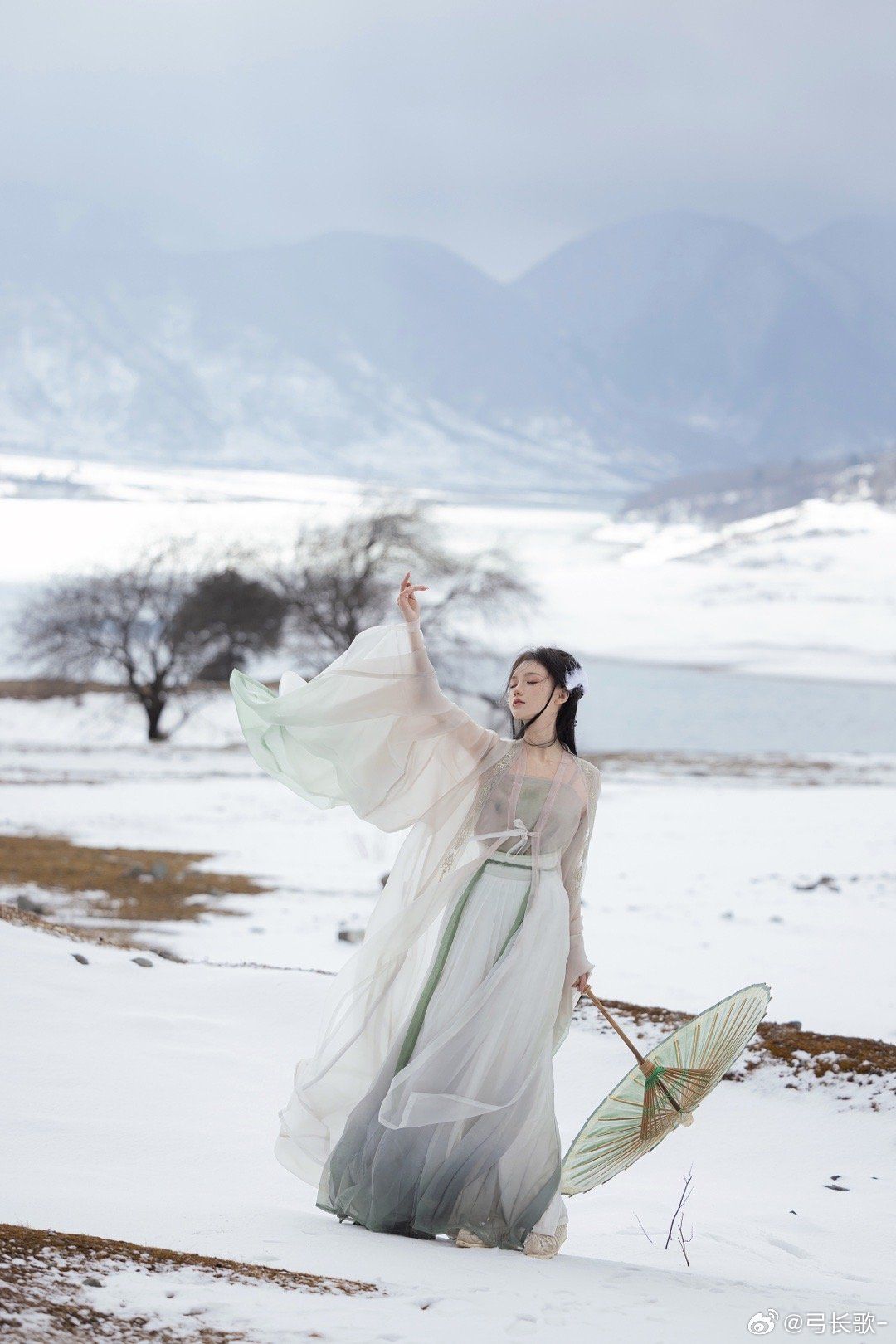 Summer in a Collarless Cheongsam:A Fashionable and Comfortable Choice