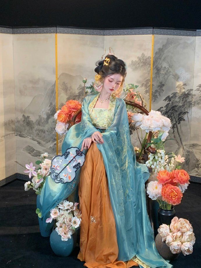 Petite Charmers:The Art of Flaunting a Tailored Cheongsam that Embraces the Belly