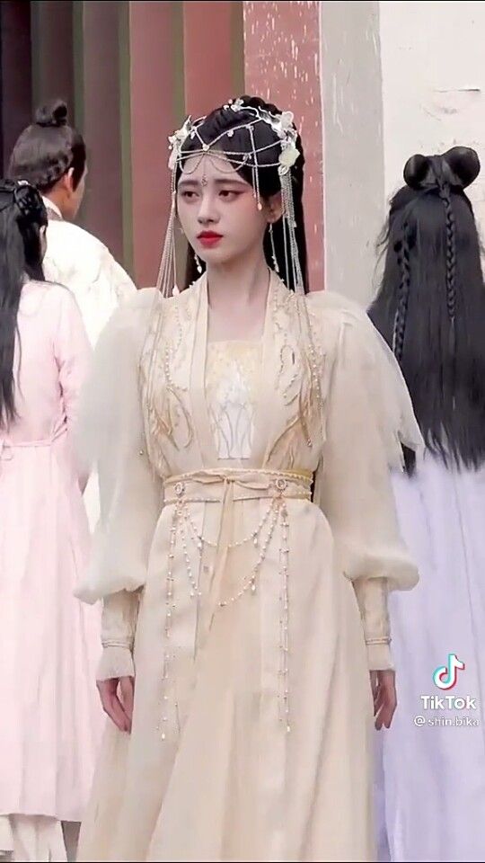 Red Ethnic Style Hanfu:Exploring the Fusion of Traditional Chinese Elegance and Vibrant Color Red Ethnic Style Hanfu:Exploring the Fusion of Traditional Chinese Elegance and Vibrant Color