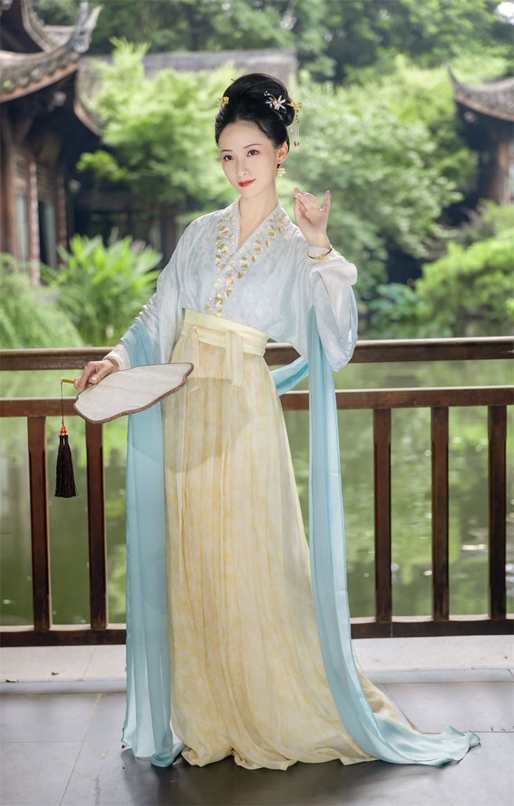 The Charm of Cheongsams Inner Lining:A Closer Look at the Stylish Half-Skirt