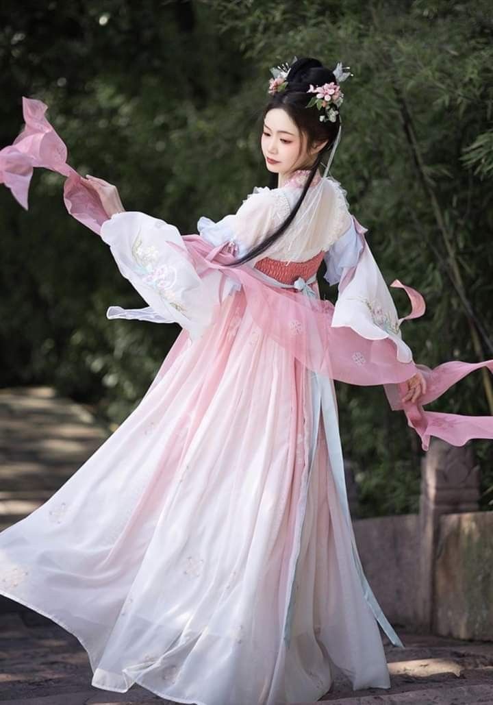 The Story of a 300-Pound Cheongsam:Embracing Traditional Elegance in Modern Times The Story of a 300-Pound Cheongsam:Embracing Traditional Elegance in Modern Times