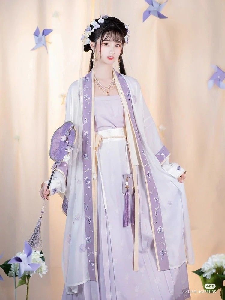 The Sword-Wielding Splendor of the Hanfu and the Imperial Guards in Traditional Chinese Attire The Sword-Wielding Splendor of the Hanfu and the Imperial Guards in Traditional Chinese Attire