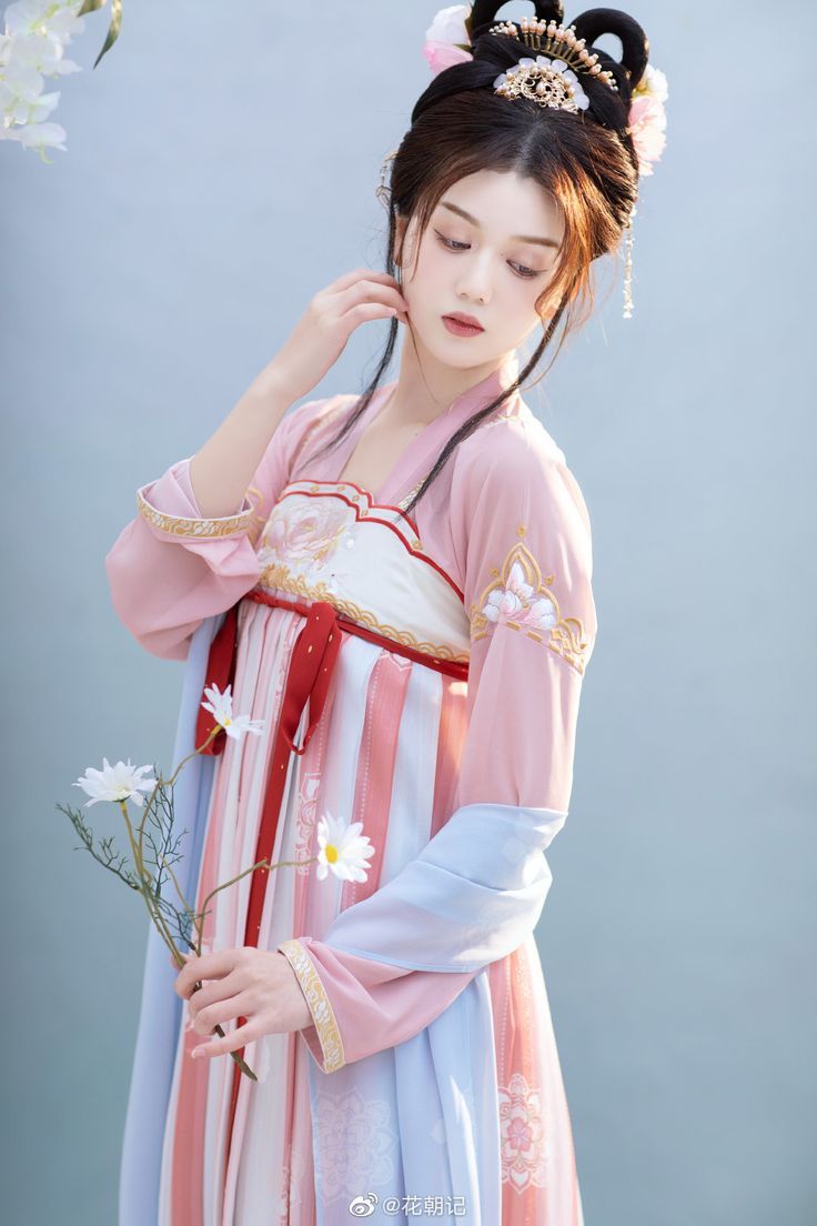 Embracing Modernity in Traditional Style:The New Chinese Cheongsam for Summer Embracing Modernity in Traditional Style:The New Chinese Cheongsam for Summer