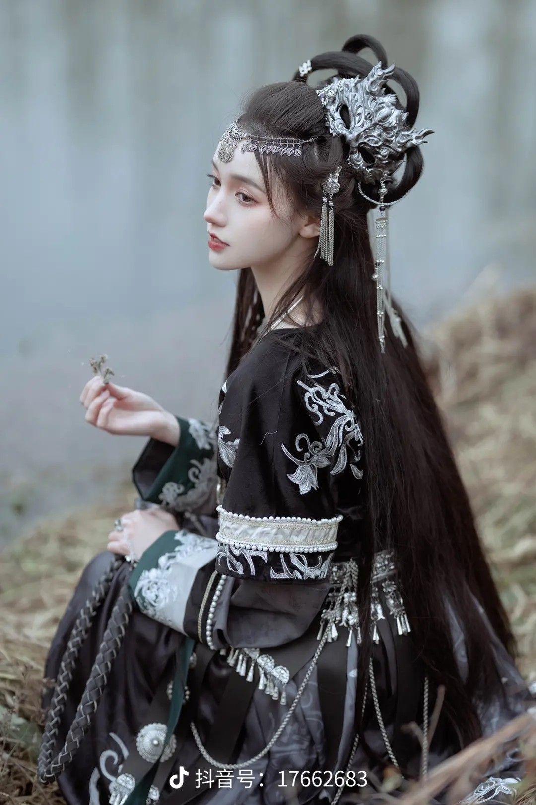 Winter Celebration in Traditional Hanfu for a Girl Child:A Review of the New Years Greeting Attire Winter Celebration in Traditional Hanfu for a Girl Child:A Review of the New Years Greeting Attire