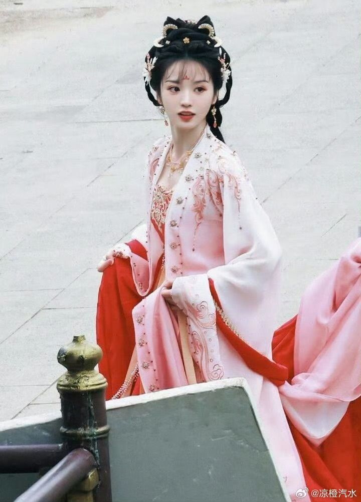 Winter Warmth in Traditional Chinese Childrens Hanfu Hooded Cape for Girls
