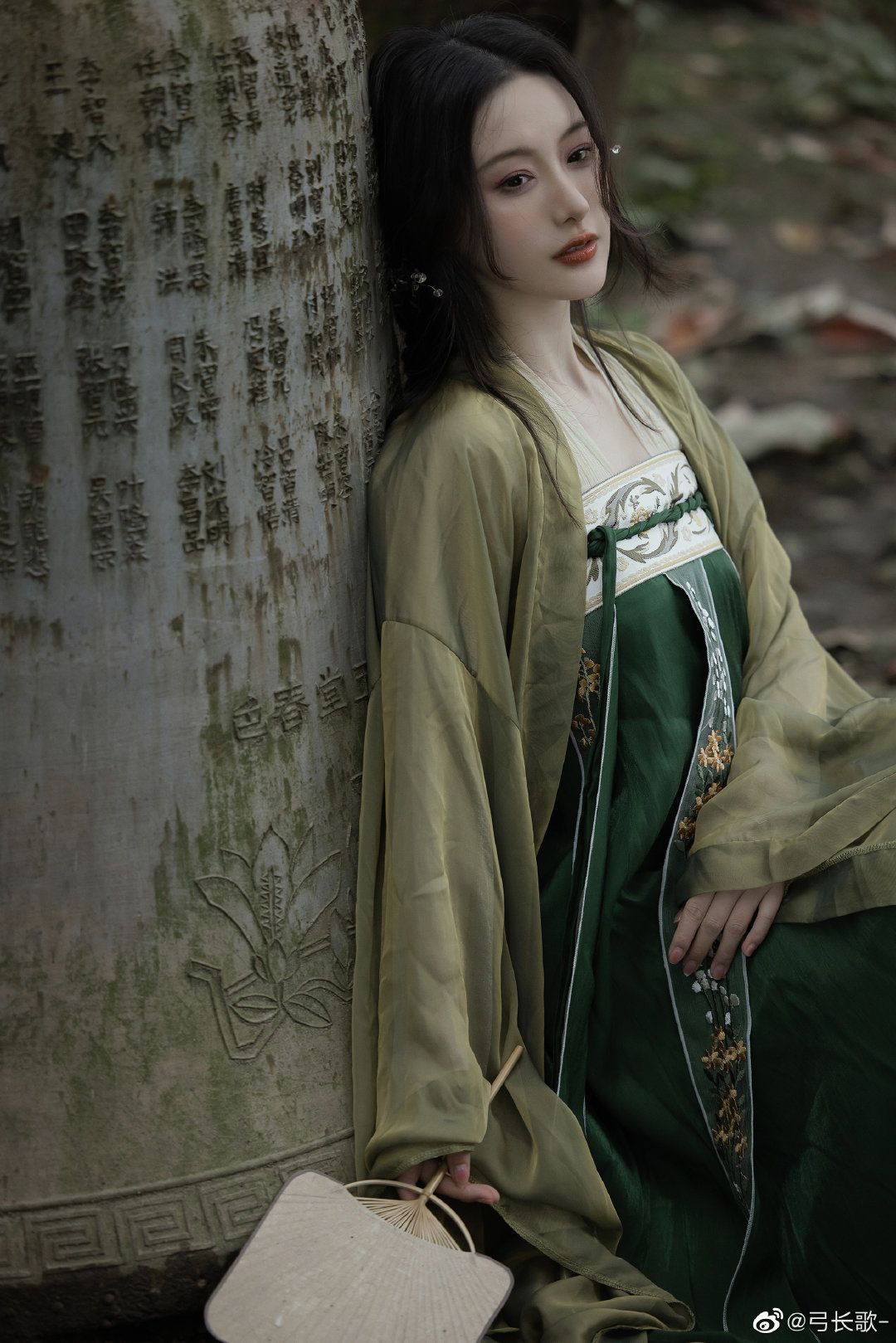 The Revival of Hanfu:A 12-Year-Olds Journey into the World of Waist-Length Hanfu The Revival of Hanfu:A 12-Year-Olds Journey into the World of Waist-Length Hanfu