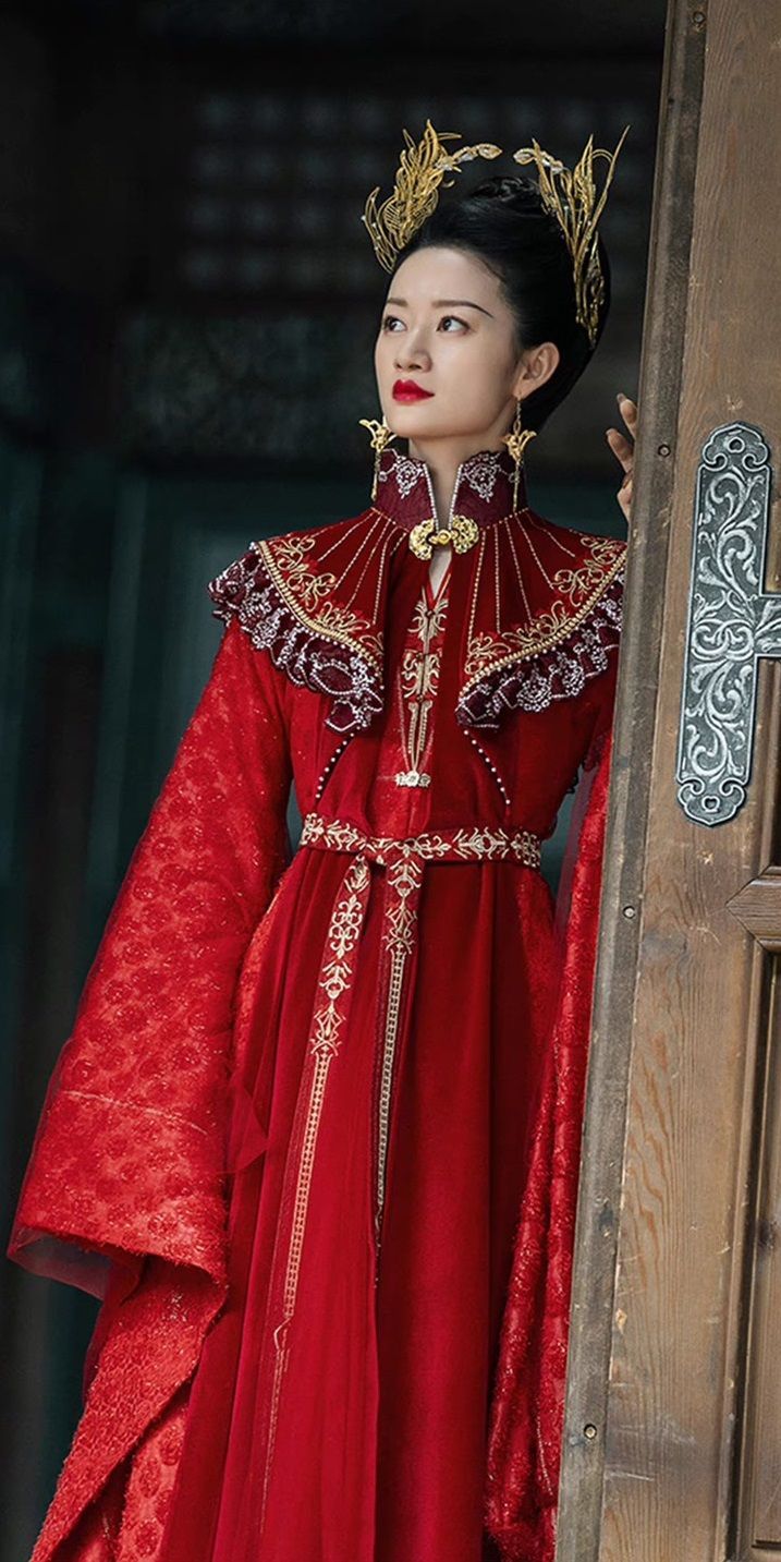 Embroidery Blouse and Horseface Skirt:A Fashionable Fusion of Traditional and Modern Embroidery Blouse and Horseface Skirt:A Fashionable Fusion of Traditional and Modern