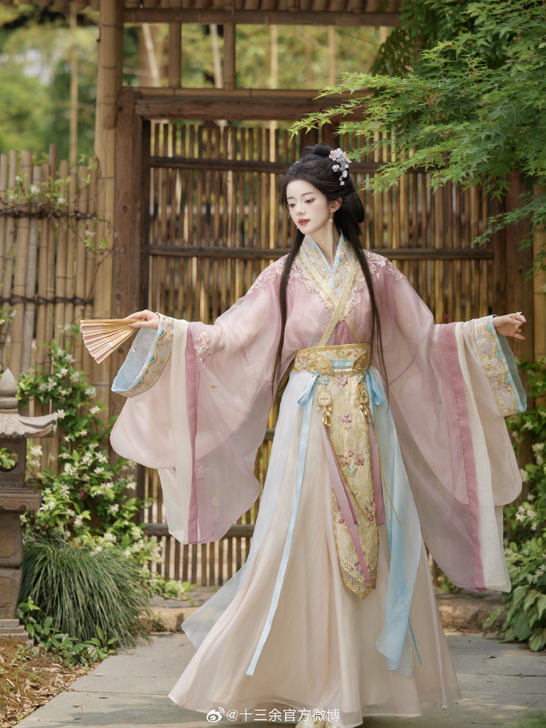 Elementary Students in Traditional Hanfu:A Spring and Summer Fashion Guide
