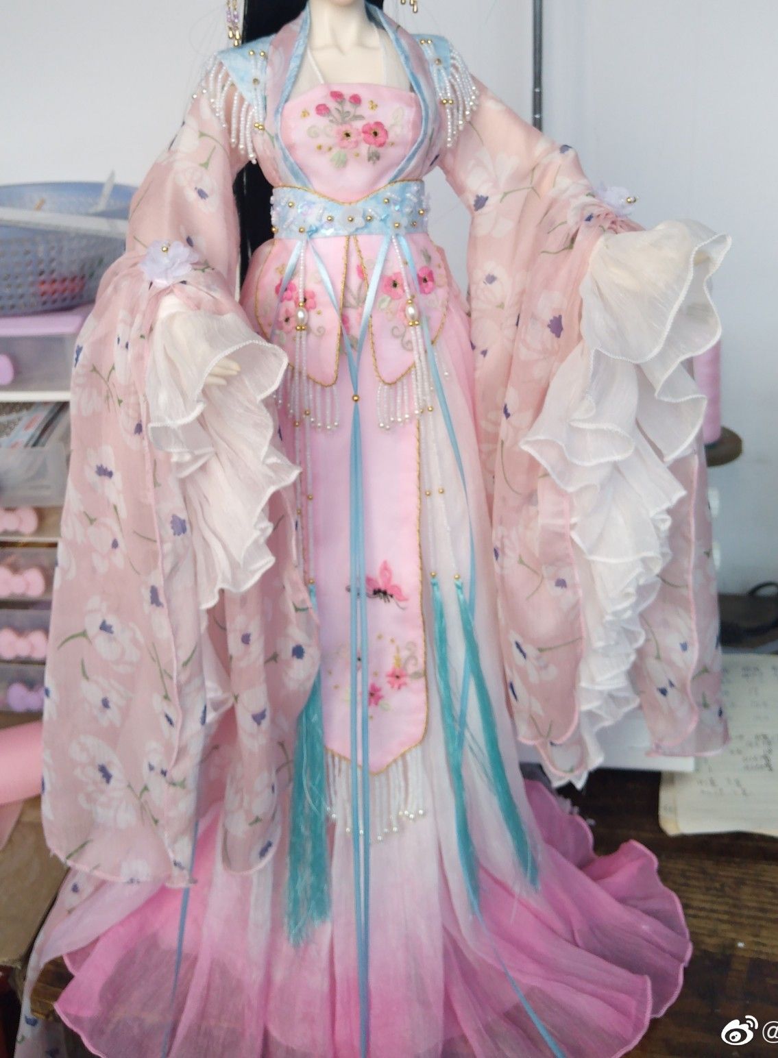 Embracing the Cheongsam:Young Women Embodying the Traditional Beauty of Qipao Embracing the Cheongsam:Young Women Embodying the Traditional Beauty of Qipao