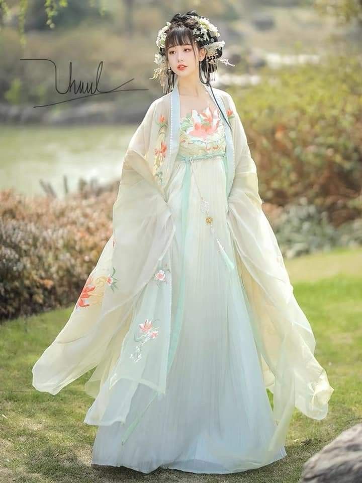 Summer in a Girls World of Broad-袖 Hanfu 汉服)