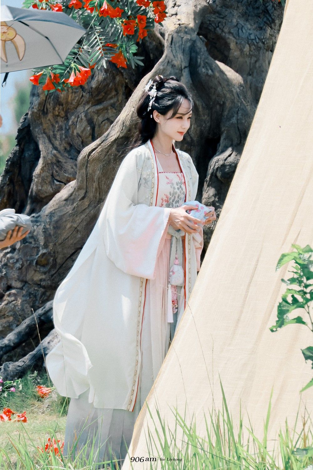 Winter Cheongsam Elegance:A Girls Hanfu Fashion Journey in Cold Weather Winter Cheongsam Elegance:A Girls Hanfu Fashion Journey in Cold Weather