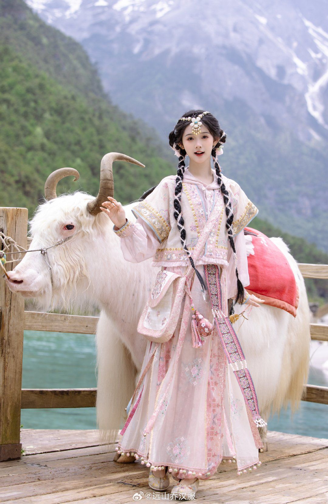 Latest Trends in Girls Hanfu Skirts:A Guide to Modern Hanfu Dress Styles Latest Trends in Girls Hanfu Skirts:A Guide to Modern Hanfu Dress Styles