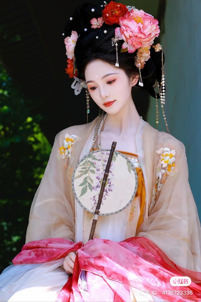 Uniforms and Traditional Elegance:The Evolution of Cheongsam in Foot Massage Therapy as Workwear