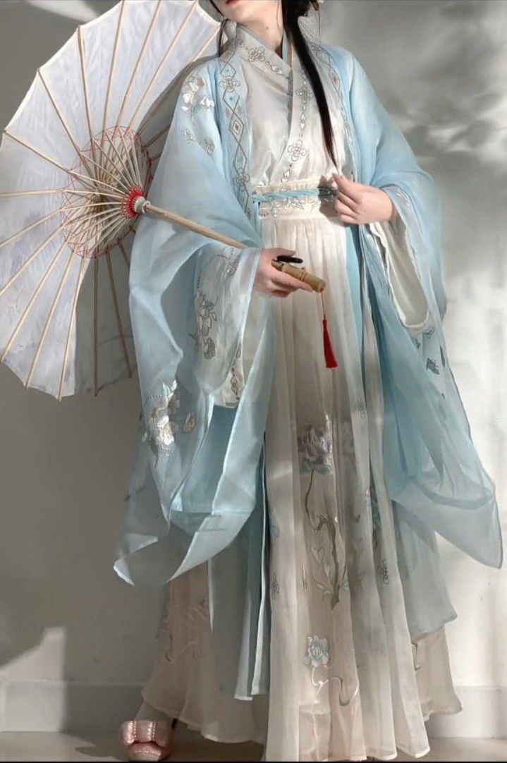 The Rise of Hanfu Fashion in Shandongs Caoxian:The Story of a Hanfu Woman