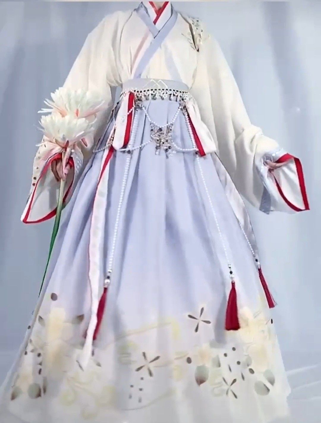 Reinventing Traditional Hanfu for Modern Commuting:A Guide to Modernized Comfort and Style