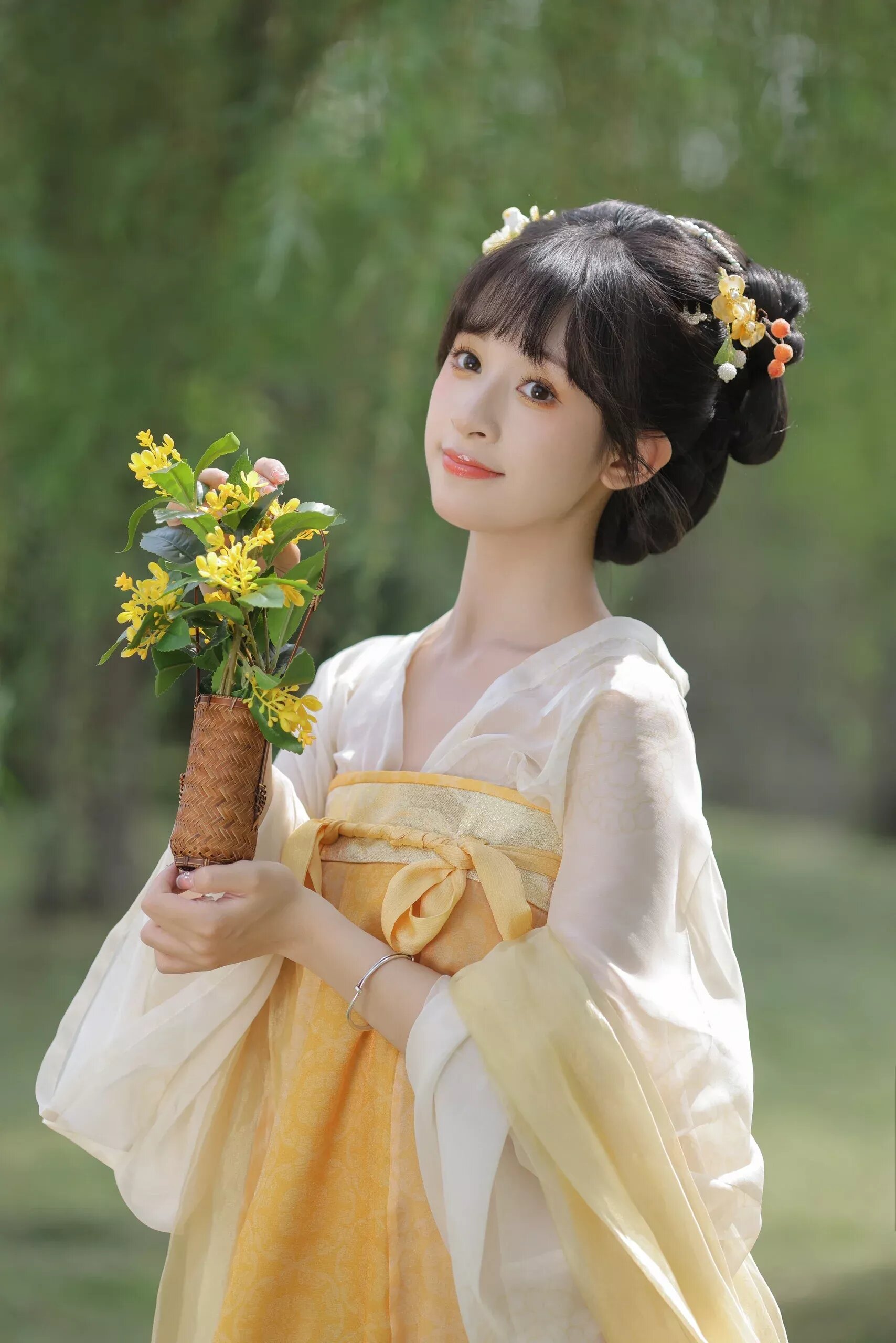 Pearl-Embellished Hanfu:The Splendid Beauty of Traditional Chinese Clothing Pearl-Embellished Hanfu:The Splendid Beauty of Traditional Chinese Clothing