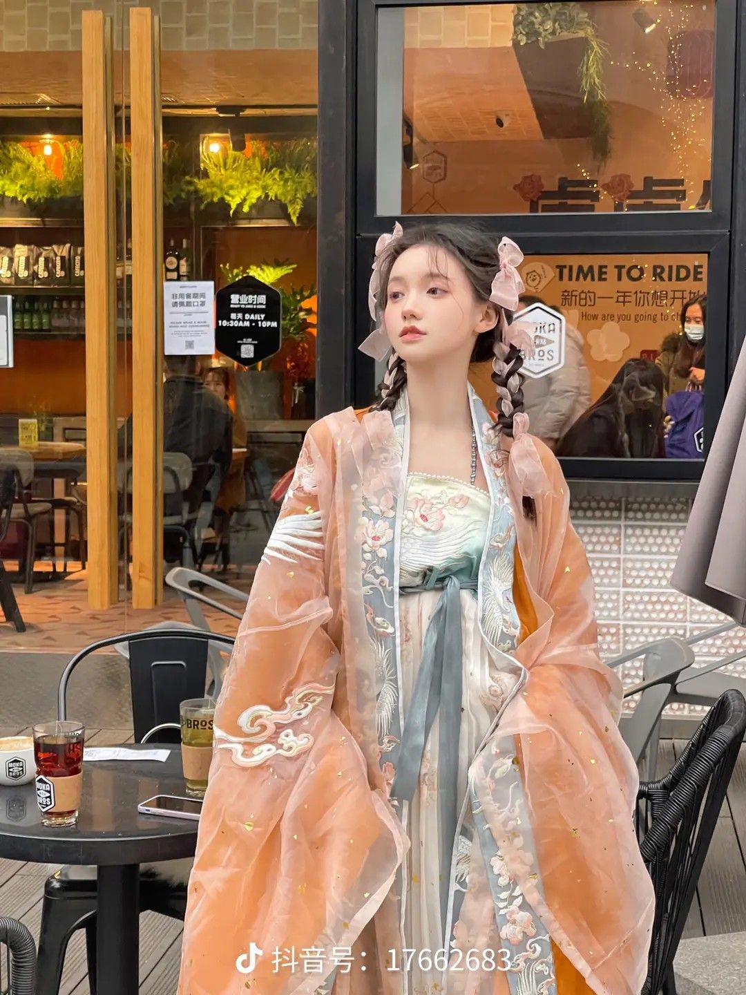 Fringed Cheongsam Skirts:A Glance into the Ethereal Beauty of Traditional Chinese Clothing