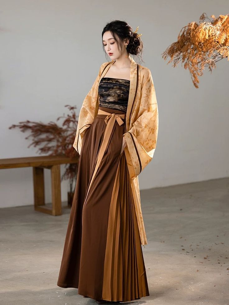 Neo-Chinese Horseback Skirt Style Saluting Gown:A Blend of Tradition and Modernity