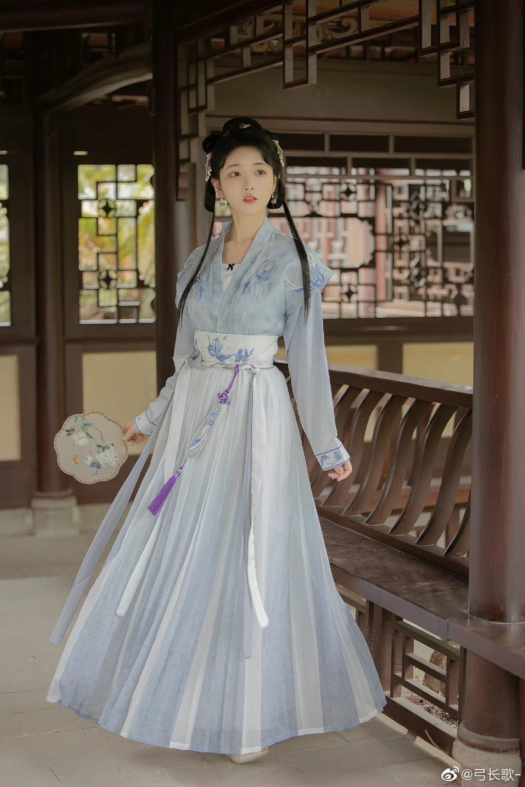 Amid Gardens and Dreams:The Splendor of Traditional Chinese Clothing in Three Layers of Splendor