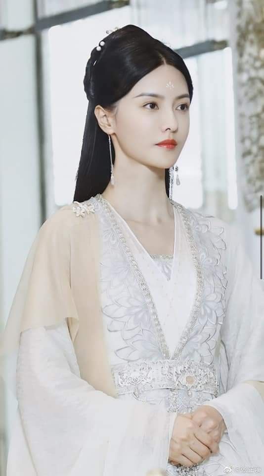 Chén Qiānqiāns Glassy Hanfu Fashion:Exploring the Splendor of Traditional Chinese Clothing Chén Qiānqiāns Glassy Hanfu Fashion:Exploring the Splendor of Traditional Chinese Clothing