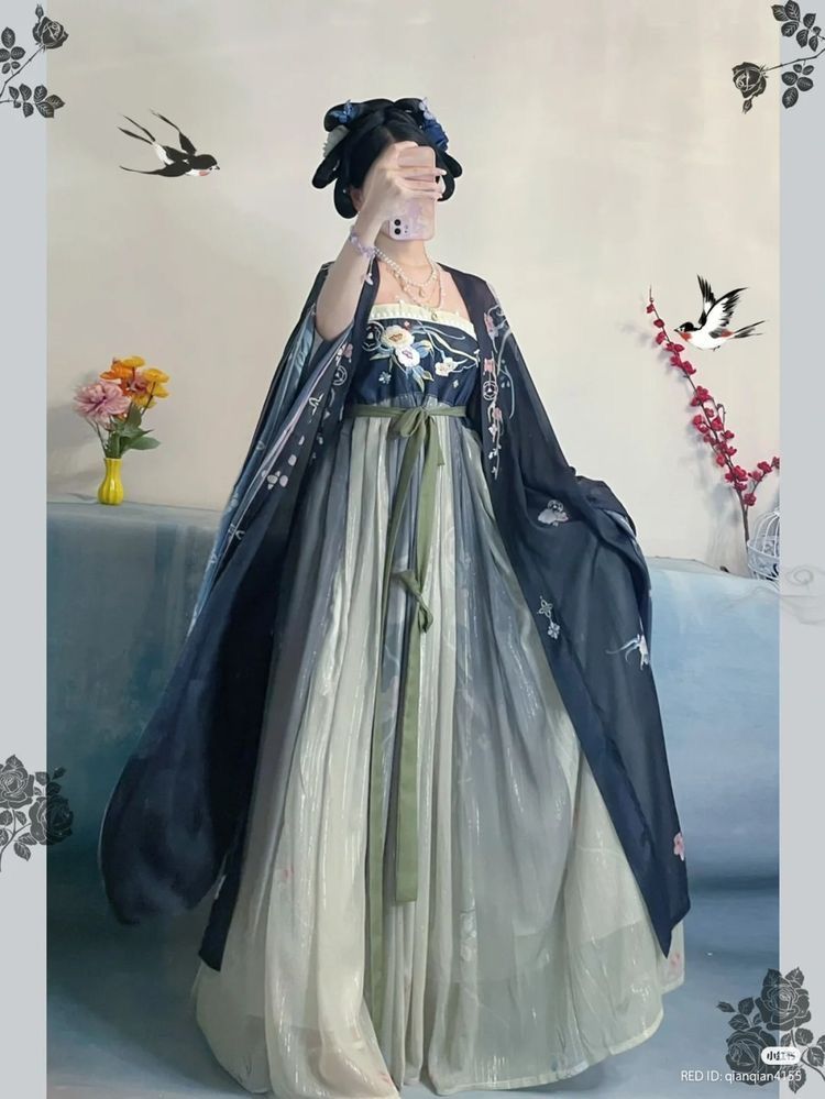 The Enchanting World of Ancient Han Princesses in Traditional Costumes