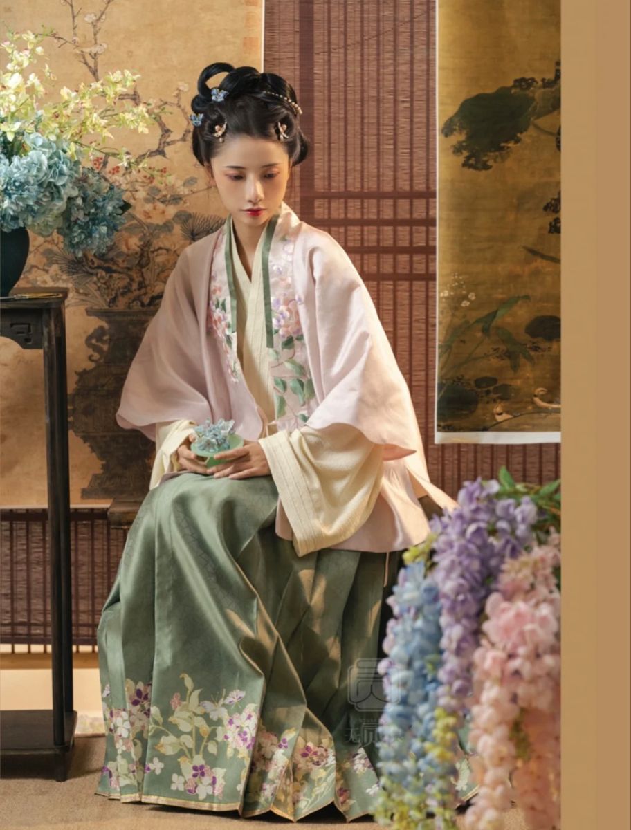 Elegant Cheongsam Earrings:A Blend of Traditional Beauty and Modern Grace Elegant Cheongsam Earrings:A Blend of Traditional Beauty and Modern Grace
