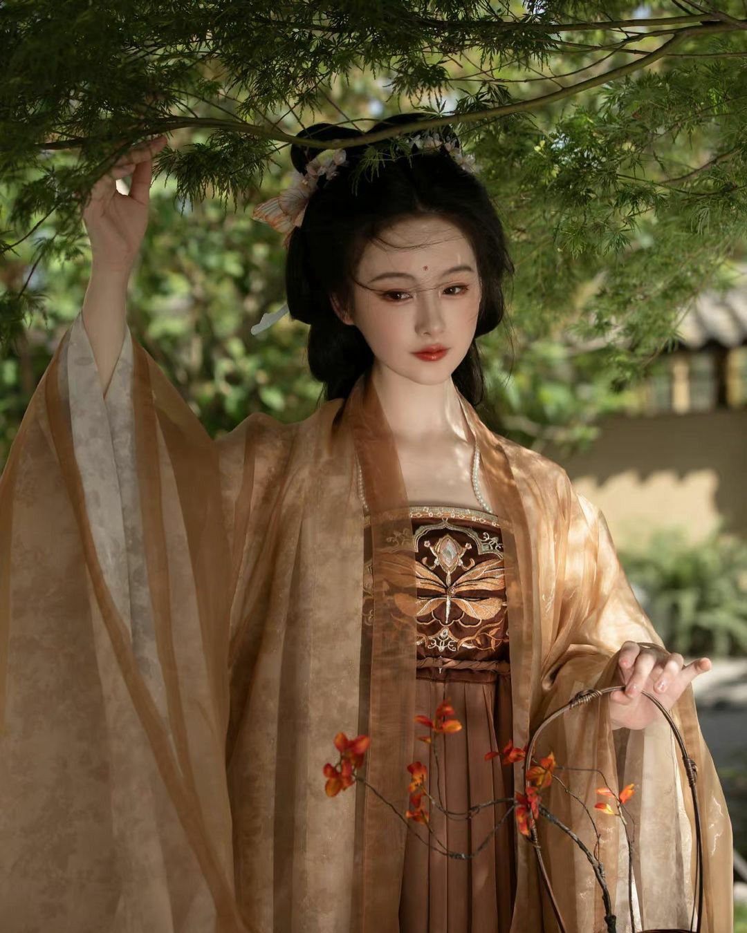 Reinventing the Cheongsam for Plus-Size Girls:A Guide to Comfortably Hide the Curves Reinventing the Cheongsam for Plus-Size Girls:A Guide to Comfortably Hide the Curves